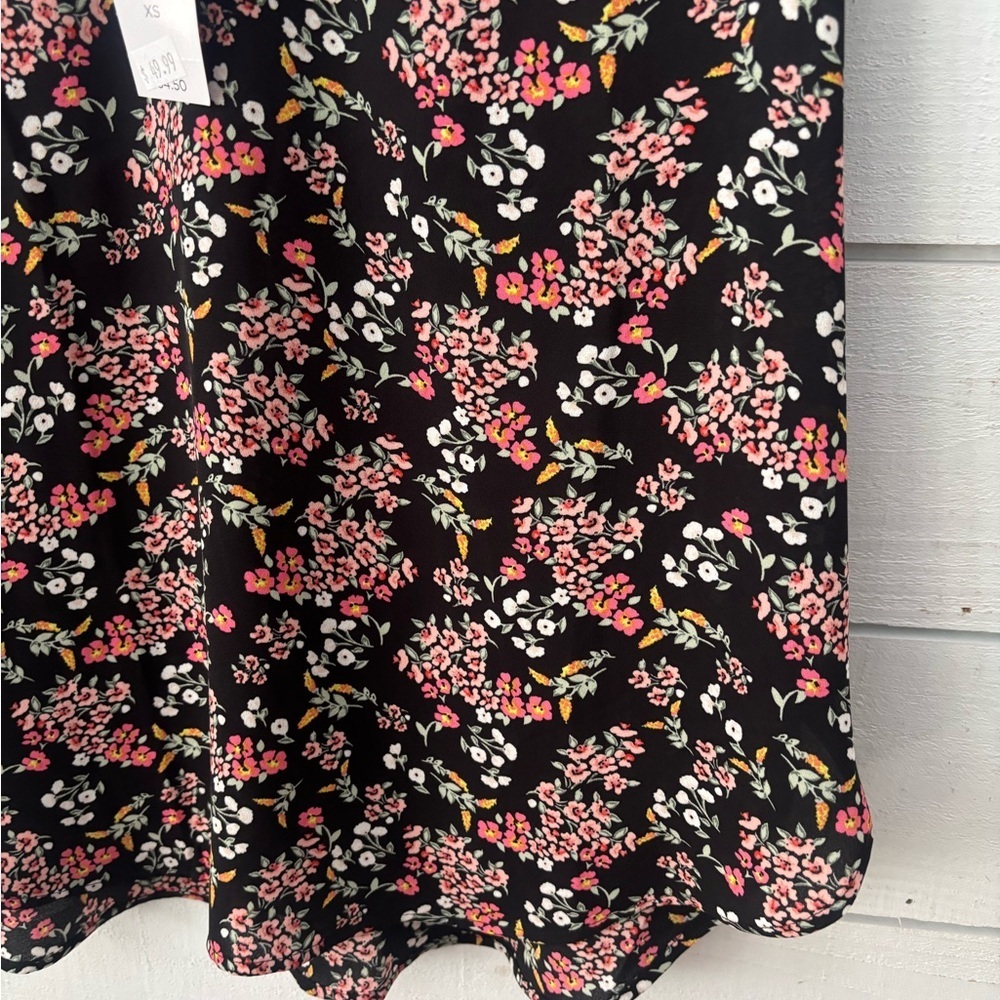 LOFT NWT Floral Black Top with Flutter sleeves . - Picture 5 of 11
